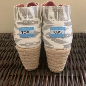 Tom Tom Wedge Tan, Grey, & White With Blue Accent Tie Heels- Size 7-SassyCute!